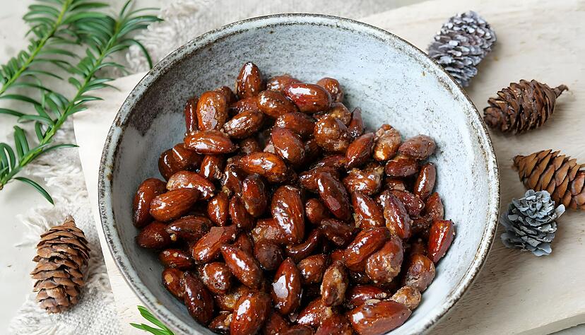 Gebrannte Mandeln leckerer als auf dem Weihnachtsmarkt verspricht Steffi Sinzenich, wenn man sie mit Zucker, Vanillezucker und Zimt sowie 2 EL Wasser für 13 Minuten im Airfryer gart. Gebrannte Mandeln leckerer als auf dem Weihnachtsmarkt verspricht Steffi Sinzenich, wenn man sie mit Zucker, Vanillezucker und Zimt sowie 2 EL Wasser für 13 Minuten im Airfryer gart.