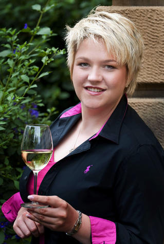 Anna-Maria Mucke, RheingauAnna-Maria Mucke (22) lebt in Eltville am Rhein und arbeitet als Verwaltungsfachangestellte in der Stadtverwaltung Oestrich-Winkel. Vier Jahre lang hatte sie als Ortsweink&ouml;nigin von Eltville regiert, als sie auf Schloss Johannisberg die Rheingauer Weinkrone entgegennahm.