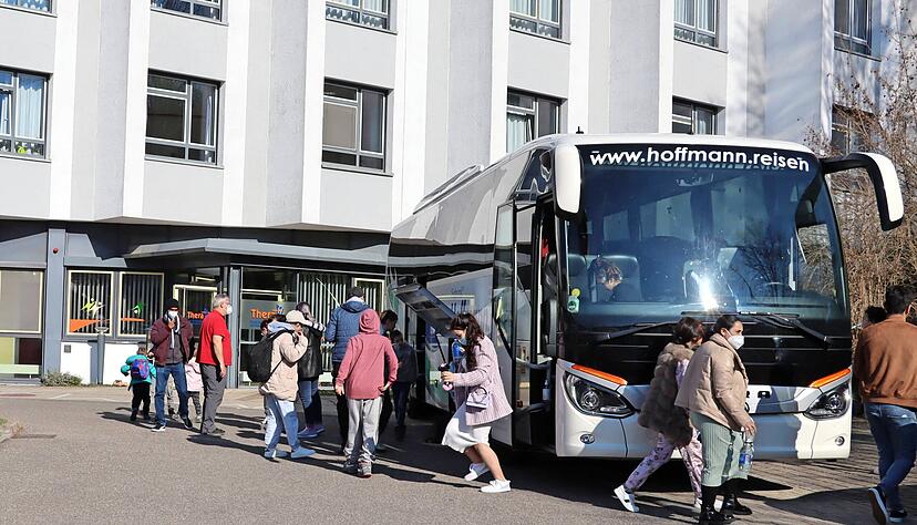 26 Ukrainer kamen am 23. März im ehemaligen Künzelsauer Krankenhaus an. Von diesen ersten offiziell zugewiesenen Flüchtlingen reisten zehn weiter in den Raum Stuttgart. Neben der Unterbringung ist auch die Integration ein großes Thema.
Foto: privat 26 Ukrainer kamen am 23. März im ehemaligen Künzelsauer Krankenhaus an. Von diesen ersten offiziell zugewiesenen Flüchtlingen reisten zehn weiter in den Raum Stuttgart. Neben der Unterbringung ist auch die Integration ein großes Thema.
Foto: privat