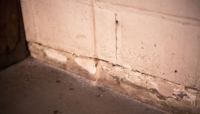 &Uuml;ber kleine Risse und Fugen kann Radon in Kellerr&auml;ume gelangen.