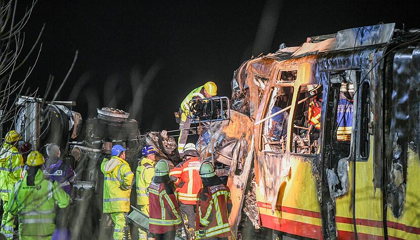 Bis in die Nacht arbeiteten die Einsatzkr&auml;fte an der Unfallstelle.