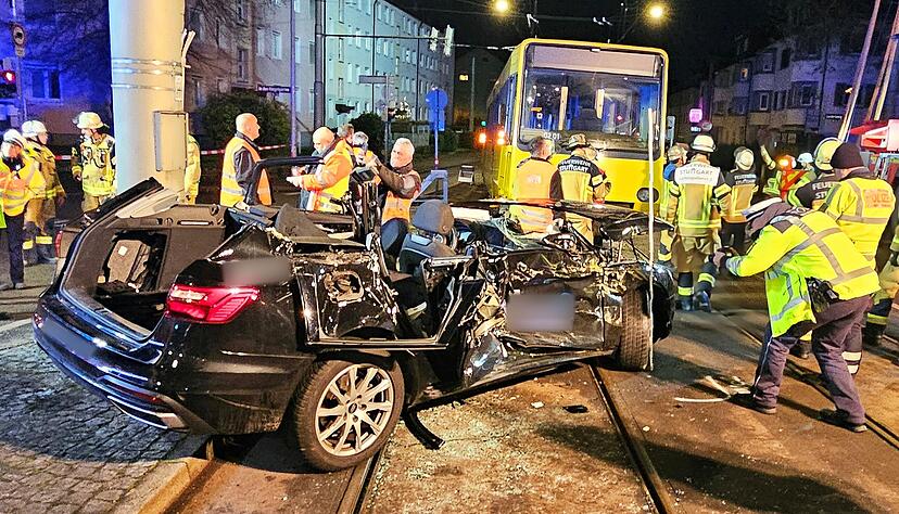 Kräfte der Feuerwehr und der Polizei sind an der Unfallstelle im Einsatz. Nach einem Zusammenstoß mit einem Auto ist eine Stadtbahn im Stuttgarter Osten entgleist. Der Autofahrer wurde schwer verletzt in ein Krankenhaus gebracht, wie die Polizei mitteilte.