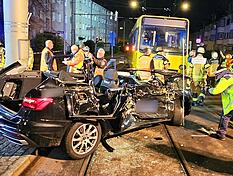 Kräfte der Feuerwehr und der Polizei sind an der Unfallstelle im Einsatz. Nach einem Zusammenstoß mit einem Auto ist eine Stadtbahn im Stuttgarter Osten entgleist. Der Autofahrer wurde schwer verletzt in ein Krankenhaus gebracht, wie die Polizei mitteilte.