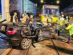 Kräfte der Feuerwehr und der Polizei sind an der Unfallstelle im Einsatz. Nach einem Zusammenstoß mit einem Auto ist eine Stadtbahn im Stuttgarter Osten entgleist. Der Autofahrer wurde schwer verletzt in ein Krankenhaus gebracht, wie die Polizei mitteilte.