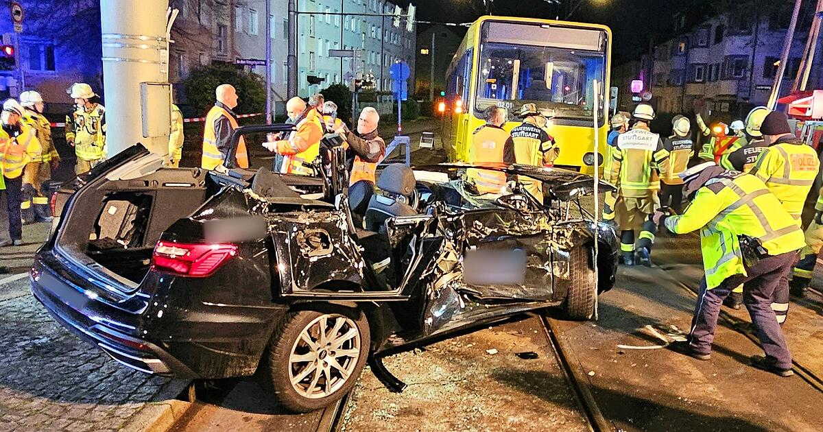 Stadtbahn entgleist nach Unfall in Stuttgart – Autofahrer schwer verletzt