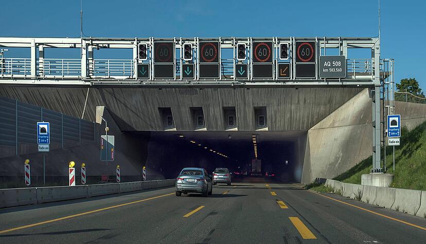 Das Archivfoto zeigt den Bereich des Engelbergtunnels. In Fahrtrichtung Heilbronn soll sich am Samstag ein Autokorso formiert haben. Dabei seien unbeteiligte Verkehrsteilnehmer ausgebremst worden, berichteten Zeugen. Das Archivfoto zeigt den Bereich des Engelbergtunnels. In Fahrtrichtung Heilbronn soll sich am Samstag ein Autokorso formiert haben. Dabei seien unbeteiligte Verkehrsteilnehmer ausgebremst worden, berichteten Zeugen.
