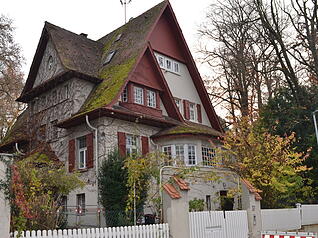 Die Villa Dopfer in der Gutenbergstraße wurde 1909 von Theodor Moosbrugger für den Chemiker Otto Dopfer errichtet. Dopfner war ab dem Jahr 1906 bei Knorr tätig. Die Villa Dopfer in der Gutenbergstraße wurde 1909 von Theodor Moosbrugger für den Chemiker Otto Dopfer errichtet. Dopfner war ab dem Jahr 1906 bei Knorr tätig.
