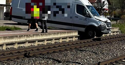 Ein DPD-Transporter ist bei einem Unfall in Affaltrach am Mittwochmorgen in den Gleisbereich geraten. Ein DPD-Transporter ist bei einem Unfall in Affaltrach am Mittwochmorgen in den Gleisbereich geraten.