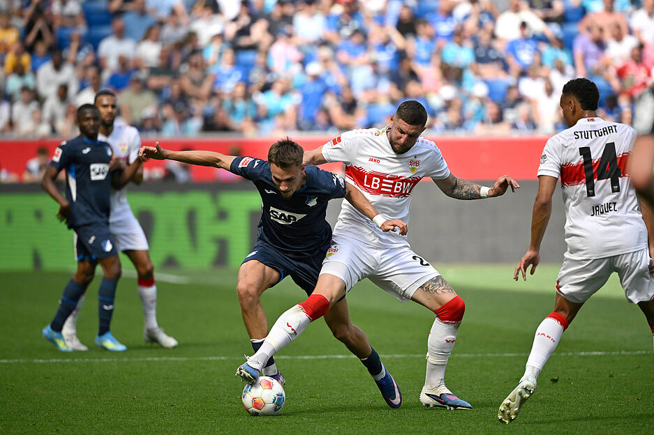 Jeff Chabot: Hatte viel zu tun, kam aber oft zu sp&auml;t. Bestes Beispiel: Das dritte Gegentor. Auch bei den ersten zwei TSG-Treffern sieht die Abwehr des VfB nicht gut aus, da der Ball jeweils durch den Strafraum rollt und auch Chabot ihn nicht kl&auml;ren kann. Note: 4