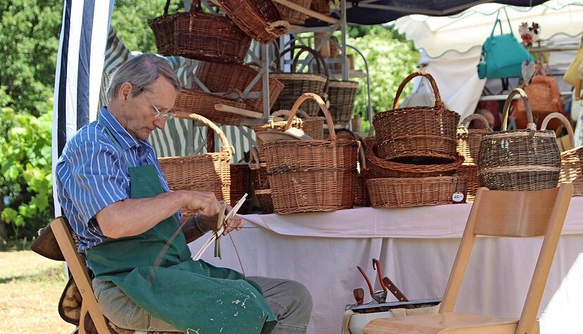 Korbflechten ist das Hobby von Günter Käfer aus Neckarwestheim. Der 76-Jährige hat sich auf das Reparieren alter Körbe spezialisiert.