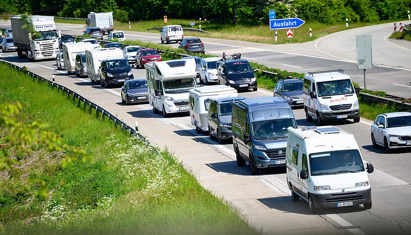 Auch im Reisesommer 2024 wieder ein gewohntes Bild: Aber ein paar Regeln und Tipps helfen, damit der Stau f&uuml;r alle Betroffene nicht unsicher oder zu stressig wird.