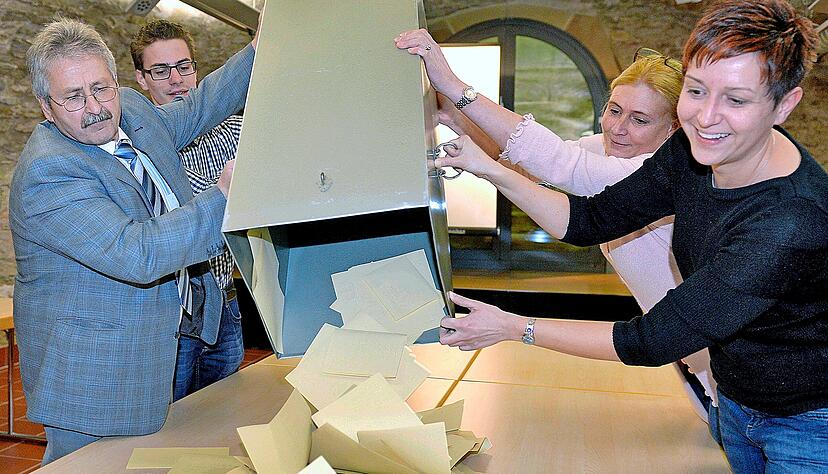 Im Jahr 2015 haben die Neudenauer zuletzt den Bürgermeister gewählt, am 5. März entscheiden die Wähler über die Nachfolge von Manfred Hebeiß.
Foto: Archiv/Berger Im Jahr 2015 haben die Neudenauer zuletzt den Bürgermeister gewählt, am 5. März entscheiden die Wähler über die Nachfolge von Manfred Hebeiß.
Foto: Archiv/Berger