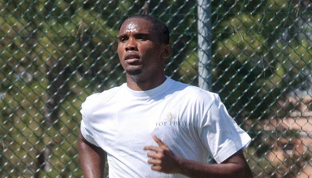 Samuel Eto'o unterzieht sich vor dem Flug zu seinem neuen Verein in Rom der medizinischen Untersuchung.
