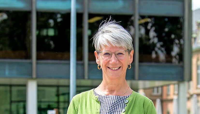 Catherine Kern vor dem Landtagsgeb&auml;ude. Seit 11. Mai ist sie Abgeordnete der Gr&uuml;nen-Fraktion und vertritt als erste Frau den Wahlkreis Hohenlohe.
Foto: Archiv/Kunz