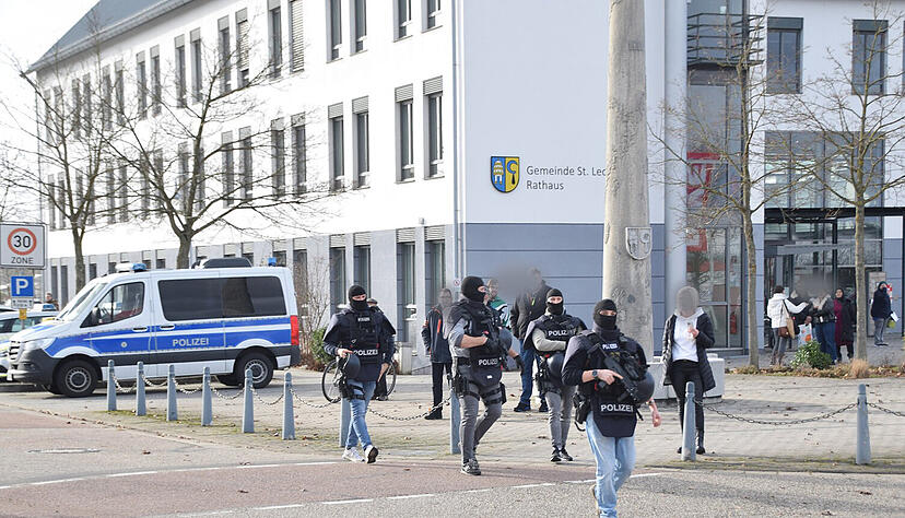 Spezialeinsatzkräfte der Polizei sind an der Schule in St. Leon-Rot im Einsatz.