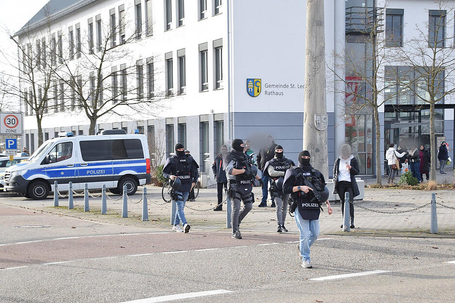 Spezialeinsatzkräfte der Polizei sind an der Schule in St. Leon-Rot im Einsatz.