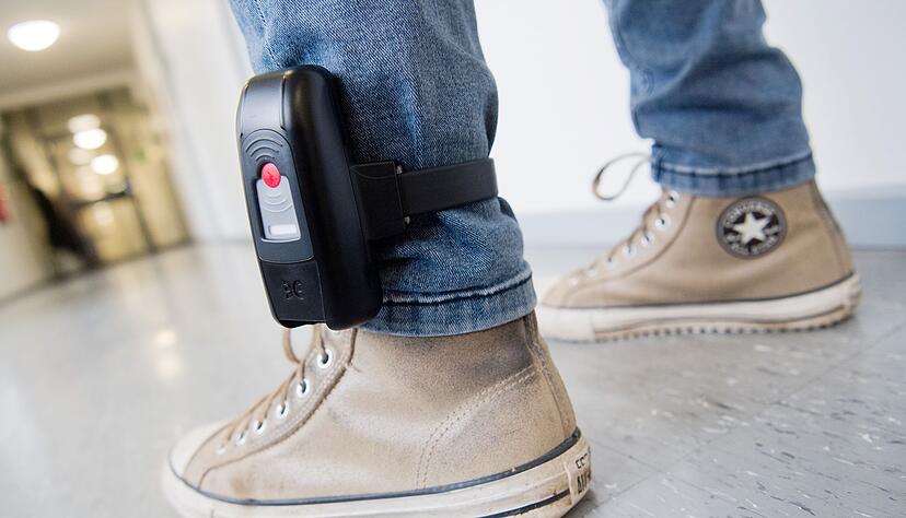 Die Fußfessel des Häftlings wurde später im Stadtgebiet von Germersheim gefunden. (Symbolfoto) Die Fußfessel des Häftlings wurde später im Stadtgebiet von Germersheim gefunden. (Symbolfoto)
