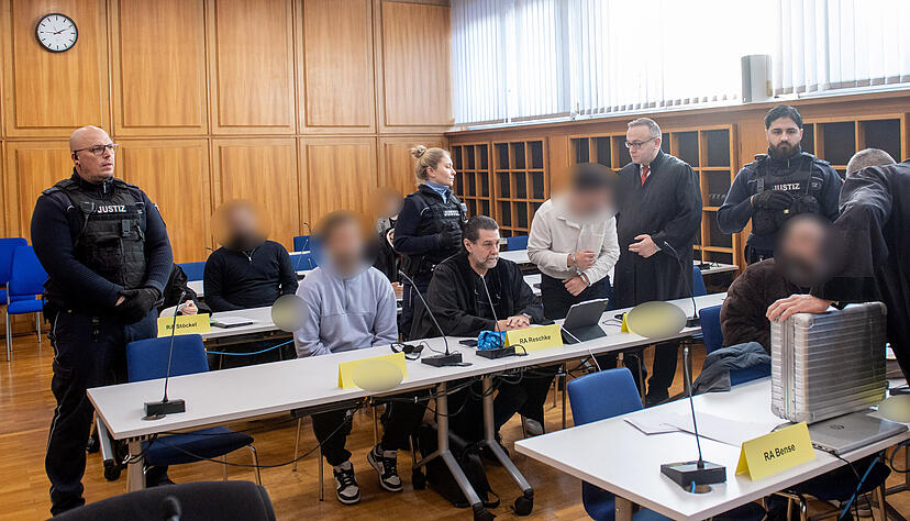 Weil sie an mehreren Betrügereien beteiligt gewesen sein sollen, müssen sich vier Angeklagte vor Gericht verantworten. Zwei von ihnen sollen auch an illegalen Waffengeschäften beteiligt gewesen sein.