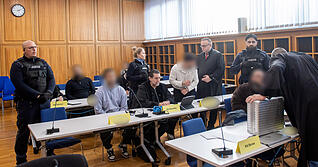 Weil sie an mehreren Betrügereien beteiligt gewesen sein sollen, müssen sich vier Angeklagte vor Gericht verantworten. Zwei von ihnen sollen auch an illegalen Waffengeschäften beteiligt gewesen sein.