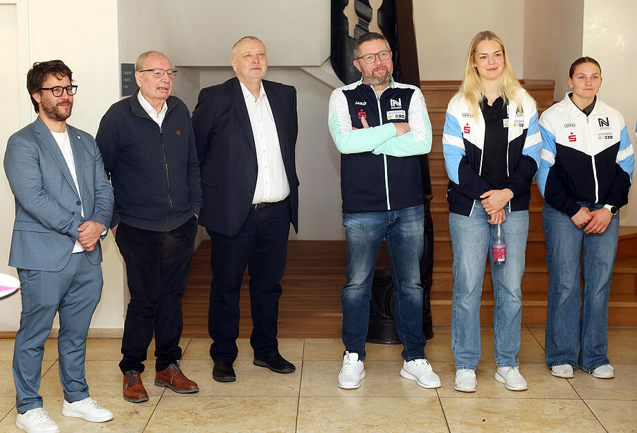 Die Spielerinnen Angunn Gudmestad und Kim Hinkelmann sowie Trainer Thomas Zeitz und die Vorstandsmitglieder Bernd Dollmann und Rolf H&auml;rdtner (von rechts) lauschten im Rathaus den Worten von Steffen Hertwig.  Die Sport-Union Neckarsulm sei das sportliche Aush&auml;ngeschild der Stadt, sagte der Oberb&uuml;rgermeister.