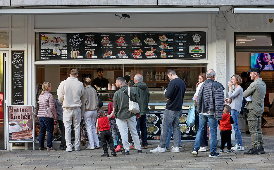 Vor Eisdielen bilden sich bei fr&uuml;hlingshaften Temperaturen kleine Schlangen.