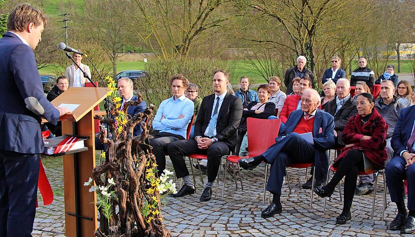 Bürgermeister Achim Beck bei seiner Ansprache (links). In vorderster Reihe sitzen (von rechts) Johannes Schmalzl (Stiftung Würth) sowie Carmen und Reinhold Würth. Bürgermeister Achim Beck bei seiner Ansprache (links). In vorderster Reihe sitzen (von rechts) Johannes Schmalzl (Stiftung Würth) sowie Carmen und Reinhold Würth.