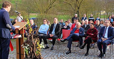 B&uuml;rgermeister Achim Beck bei seiner Ansprache (links). In vorderster Reihe sitzen (von rechts) Johannes Schmalzl (Stiftung W&uuml;rth) sowie Carmen und Reinhold W&uuml;rth.