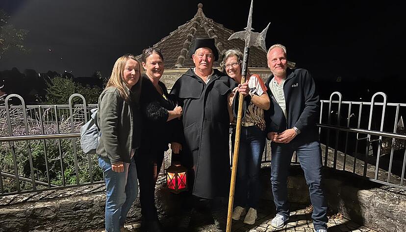 Der Nachtwächter und seine Gäste: (v.l.n.r) Hannelore, Kartin Neumann, Nachtwächter Martin Roller, Regina, Wolfgang Der Nachtwächter und seine Gäste: (v.l.n.r) Hannelore, Kartin Neumann, Nachtwächter Martin Roller, Regina, Wolfgang