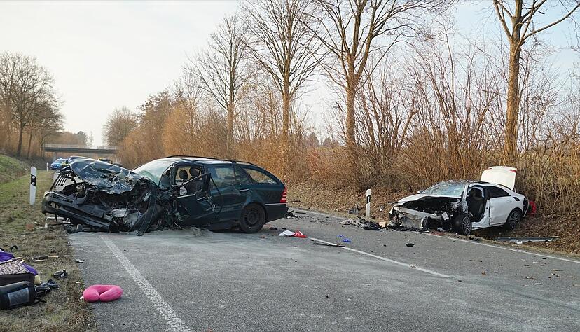 Zwei zerstörte Fahrzeuge sind an der Unfallstelle zu sehen. Bei einem Verkehrsunfall mit drei beteiligten Fahrzeugen bei Meersburg (Bodenseekreis) sind mehrere Menschen verletzt worden. Zwei zerstörte Fahrzeuge sind an der Unfallstelle zu sehen. Bei einem Verkehrsunfall mit drei beteiligten Fahrzeugen bei Meersburg (Bodenseekreis) sind mehrere Menschen verletzt worden.