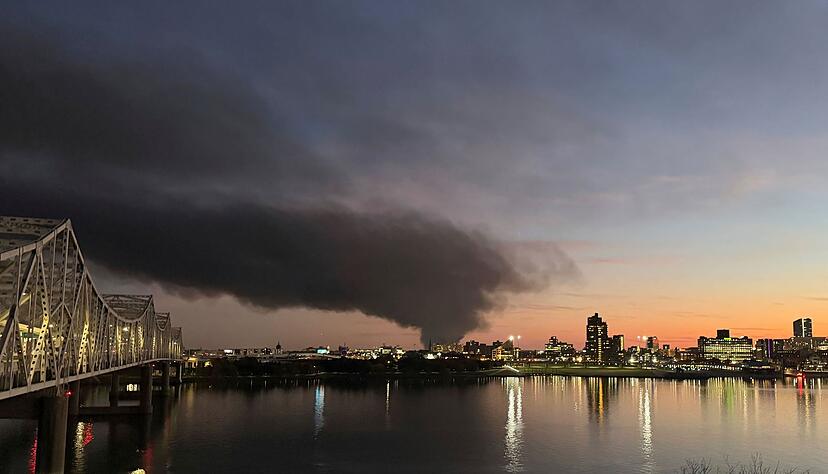 Die Rauchsäule über dem Absturzort war kilometerweit zu sehen. Die Rauchsäule über dem Absturzort war kilometerweit zu sehen.