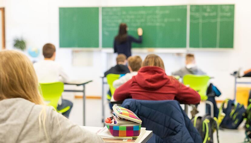 Die Kultusministerinnen und -minister der Länder sicherten zu, dass es trotz aller Krisen keine Schulschließungen mehr geben soll. Die Kultusministerinnen und -minister der Länder sicherten zu, dass es trotz aller Krisen keine Schulschließungen mehr geben soll.