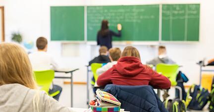 Die Kultusministerinnen und -minister der Länder sicherten zu, dass es trotz aller Krisen keine Schulschließungen mehr geben soll. Die Kultusministerinnen und -minister der Länder sicherten zu, dass es trotz aller Krisen keine Schulschließungen mehr geben soll.