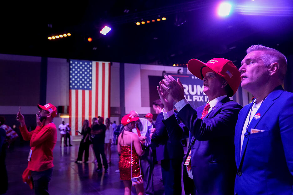 West Palm Beach in Florida, USA: Unterstützer sehen sich die Wahlergebnisse auf einer Wahlkampfparty für den republikanischen Präsidentschaftskandidaten und ehemaligen Präsidenten Donald Trump an.