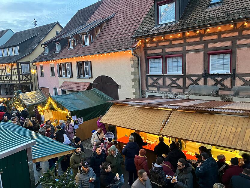 Je später der Abend, desto stimmungsvoller wird es auf dem Forchtenberger Weihnachtsmarkt.