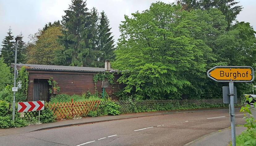 DS Immobilien möchte auf diesem zugewachsenen Grundstück in Windischenbach zwei Achtfamilienhäuser errichten. Der Rat lehnte das Baugesuch ab.Foto: Oliver Färber DS Immobilien möchte auf diesem zugewachsenen Grundstück in Windischenbach zwei Achtfamilienhäuser errichten. Der Rat lehnte das Baugesuch ab.Foto: Oliver Färber