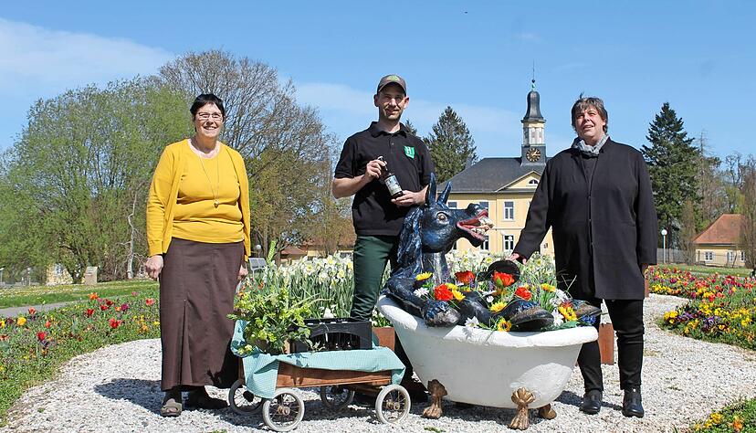 Das Bad Rappenauer Maskottchen Rappoldi hat jetzt auch ein nach ihm benanntes Bier. Die Idee dazu hatte Brauer Thomas Wachno bereits vor drei Jahren. Brauereibesitzerin Susanne H&auml;ffner (links) und BTB-Mitarbeiterin Sabine Eggensperger sind &uuml;berzeugt von der Qualit&auml;t des Gerstensafts. Foto: Elfi Hofmann