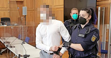 Der 30-jährige Heilbronner muss sich unter anderem wegen des Vorwurfs des Totschlags vor dem Heilbronner Landgericht verantworten.
Foto: Ralf Seidel Der 30-jährige Heilbronner muss sich unter anderem wegen des Vorwurfs des Totschlags vor dem Heilbronner Landgericht verantworten.
Foto: Ralf Seidel