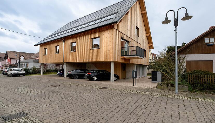 Das Haus fügt sich in die Umgebung ein. Es ist ein ineinander verschachteltes Doppelhaus und bietet eine große Nutzungsflexibilität. Derzeit gibt es im Erdgeschoss eine Einliegerwohnung. Die weiteren Felder sind noch offen in der Nutzung. Von den beiden Eingängen führen zwei gegenläufige Treppen bis ins Dachgeschoss. Das Haus fügt sich in die Umgebung ein. Es ist ein ineinander verschachteltes Doppelhaus und bietet eine große Nutzungsflexibilität. Derzeit gibt es im Erdgeschoss eine Einliegerwohnung. Die weiteren Felder sind noch offen in der Nutzung. Von den beiden Eingängen führen zwei gegenläufige Treppen bis ins Dachgeschoss.