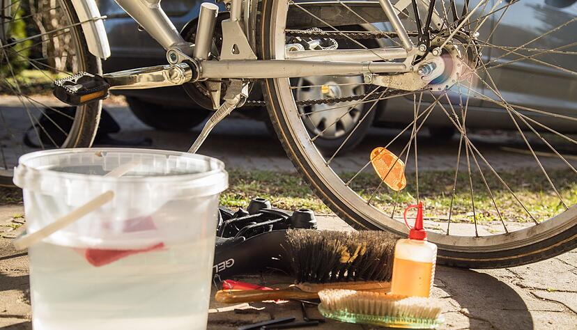 Sanfte Reinigung: Statt mit dem Hochdruckreiniger wird das Rad besser mit B&uuml;rste und Wasser ges&auml;ubert, um empfindliche Teile wie Lager und Kette zu schonen.