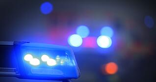 Gleich mehrmals wurde die Polizei am Wochenende in NRW wegen Messerangriffen gerufen. (Symbolbild)