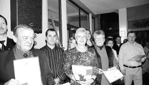 Schon über 100 Mal hat Günther Plume (links) Blut für seine Mitmenschen gespendet. Er und weitere Ilsfelder wurden geehrt. (Foto: Uwe Mundt) Schon über 100 Mal hat Günther Plume (links) Blut für seine Mitmenschen gespendet. Er und weitere Ilsfelder wurden geehrt. (Foto: Uwe Mundt)