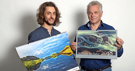 Die Faszination an der Natur eint sie: Die Fotografen Roland Schweizer und Lukas Gawenda präsentieren ihre neuen Kalender.Foto: Andreas Veigel