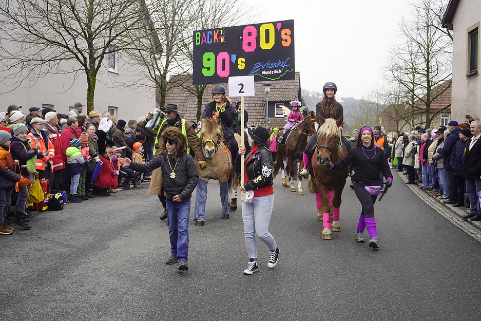 Festumzug in D&ouml;rzbach: Zuschauer genie&szlig;en den traditionellen Fr&uuml;hjahrspferdemarkt