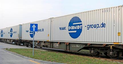 Solche Containerwaggons sind bei der Heilbronner Spedition Schmidt jetzt m&ouml;glichst oft anstelle von Lastwagen im Einsatz.
Foto: Archiv/Schmidt