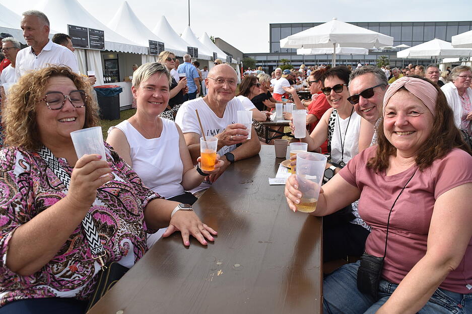 Experten in Sachen Festivals: Die "Eppinger Mädels" ganz links und ganz rechts und Bernd Hudelmaier aus Rudersberg (links hinten). Auf einem solch chilligen Festival findet man schnell neue Freunde.