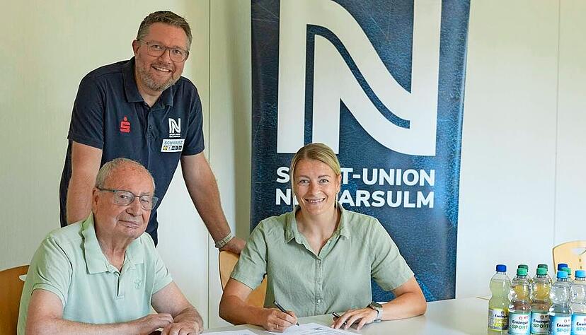 „Ich sehe eigentlich nichts, was nicht gut werden könnte“, sagt Thomas Zeitz (stehend) zur Verpflichtung von Antje Döll. Auch Vereinschef Rolf Härdtner (links) freut der Transfer.