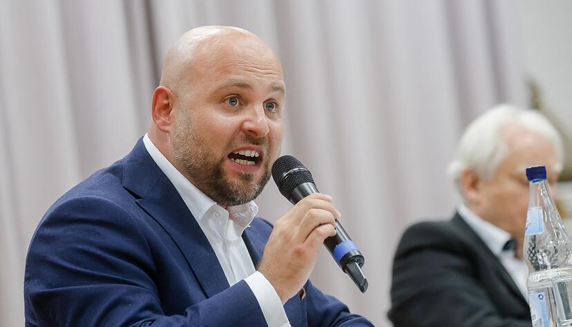 Frohnmaier hielt eher Statements, machte aus Sicht eines Experten aber keine großen Fehler. Frohnmaier hielt eher Statements, machte aus Sicht eines Experten aber keine großen Fehler.