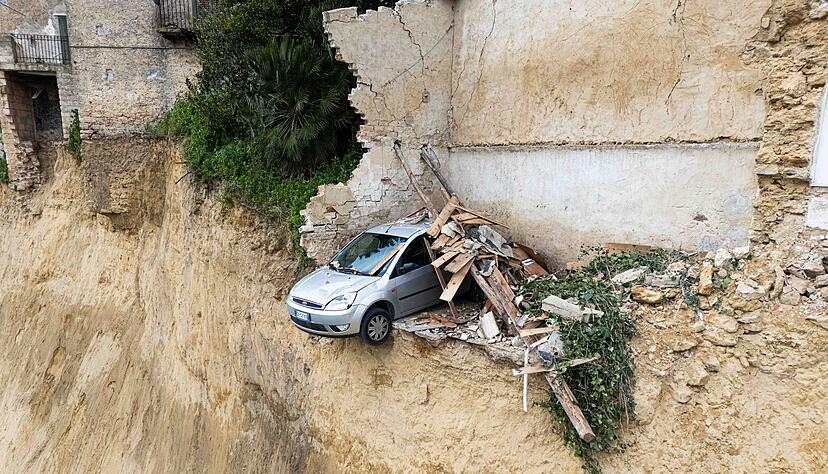 Mehrere H&auml;user in Niscemi stehen am Abgrund.
