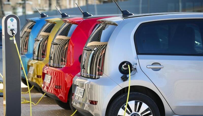 Elektromobilität in Deutschland nimmt Fahrt auf: Neue Modelle und eine bessere Infrastruktur sind geplant.