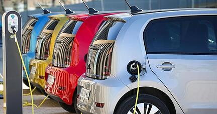 Elektromobilität in Deutschland nimmt Fahrt auf: Neue Modelle und eine bessere Infrastruktur sind geplant.